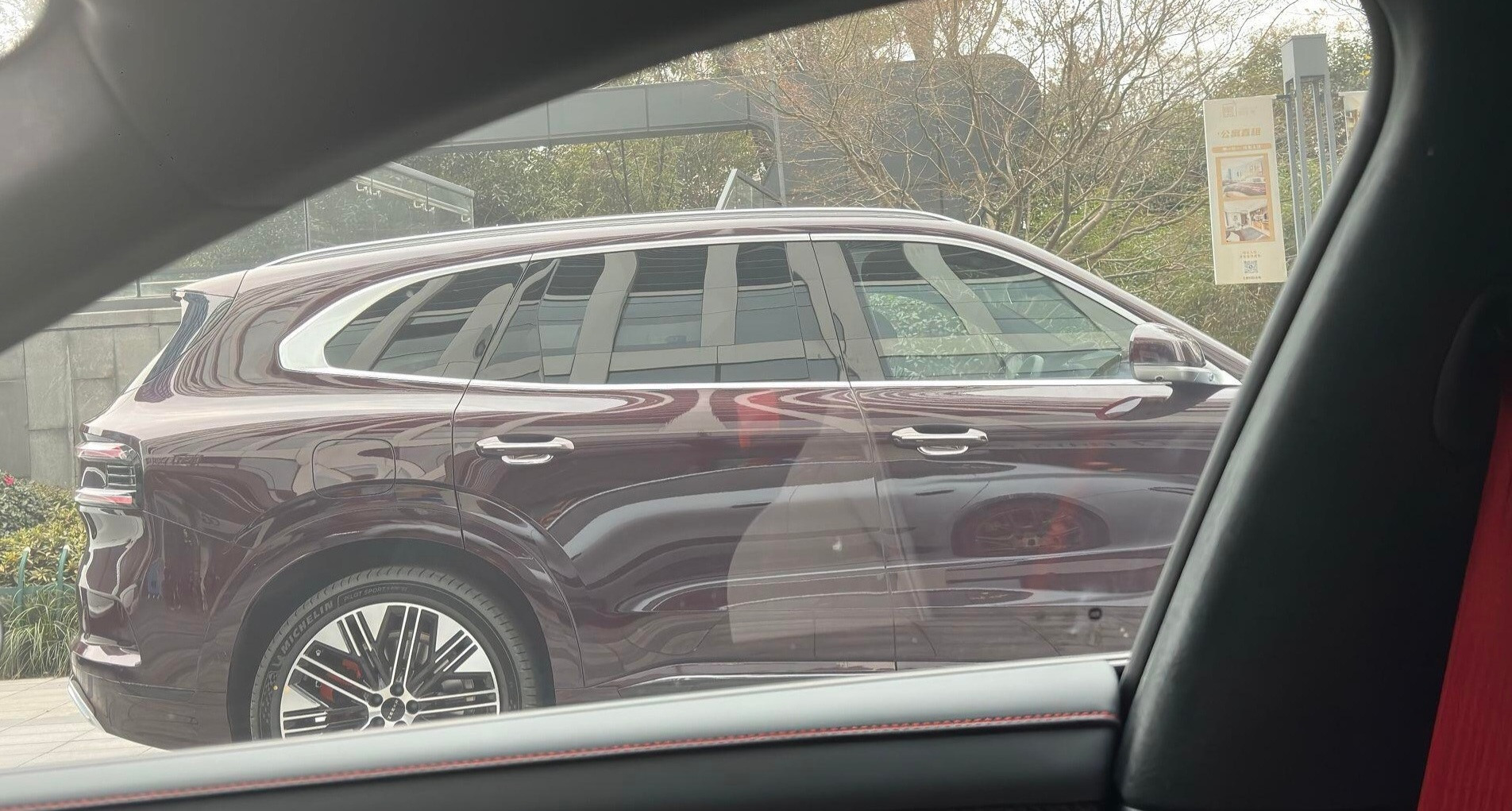 极氪8X野生实车照，这车看着真雄壮。