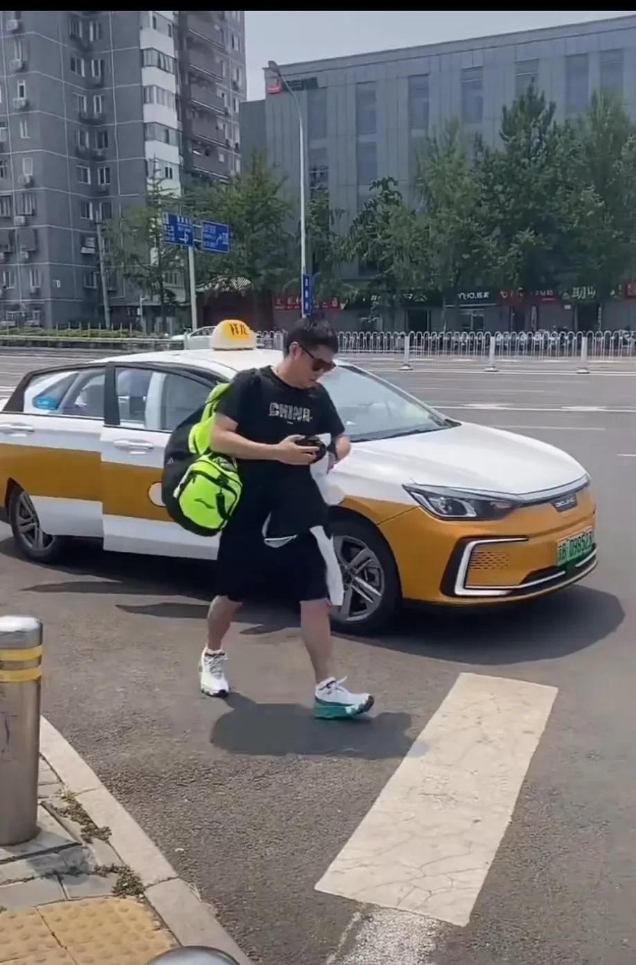 小曼姐：邱爹，你好歹给我拿个行李啊！这么着急忙活的往前赶，你是怕前面拍你的粉丝