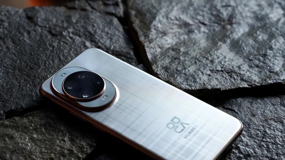 华为“扛不住了”, 从4199元跌至2298元, 100W+卫星通话+鸿蒙OS6