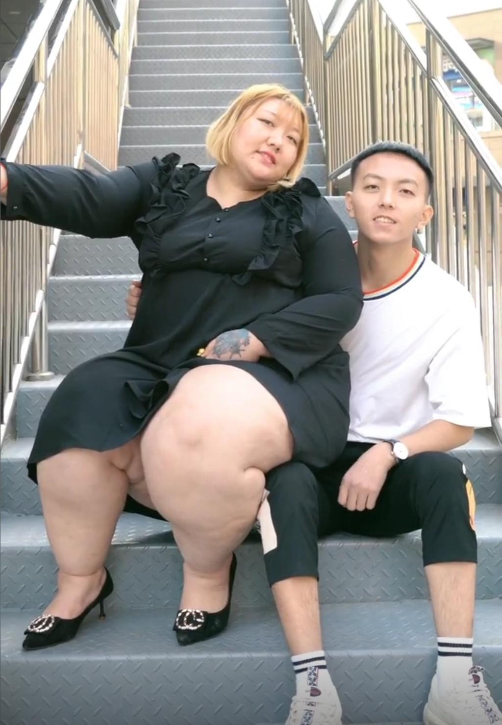 贵州小伙看上河北一位四百斤的姑娘，俩人谈恋爱之前说好，往后都不用刻意减肥，到现在