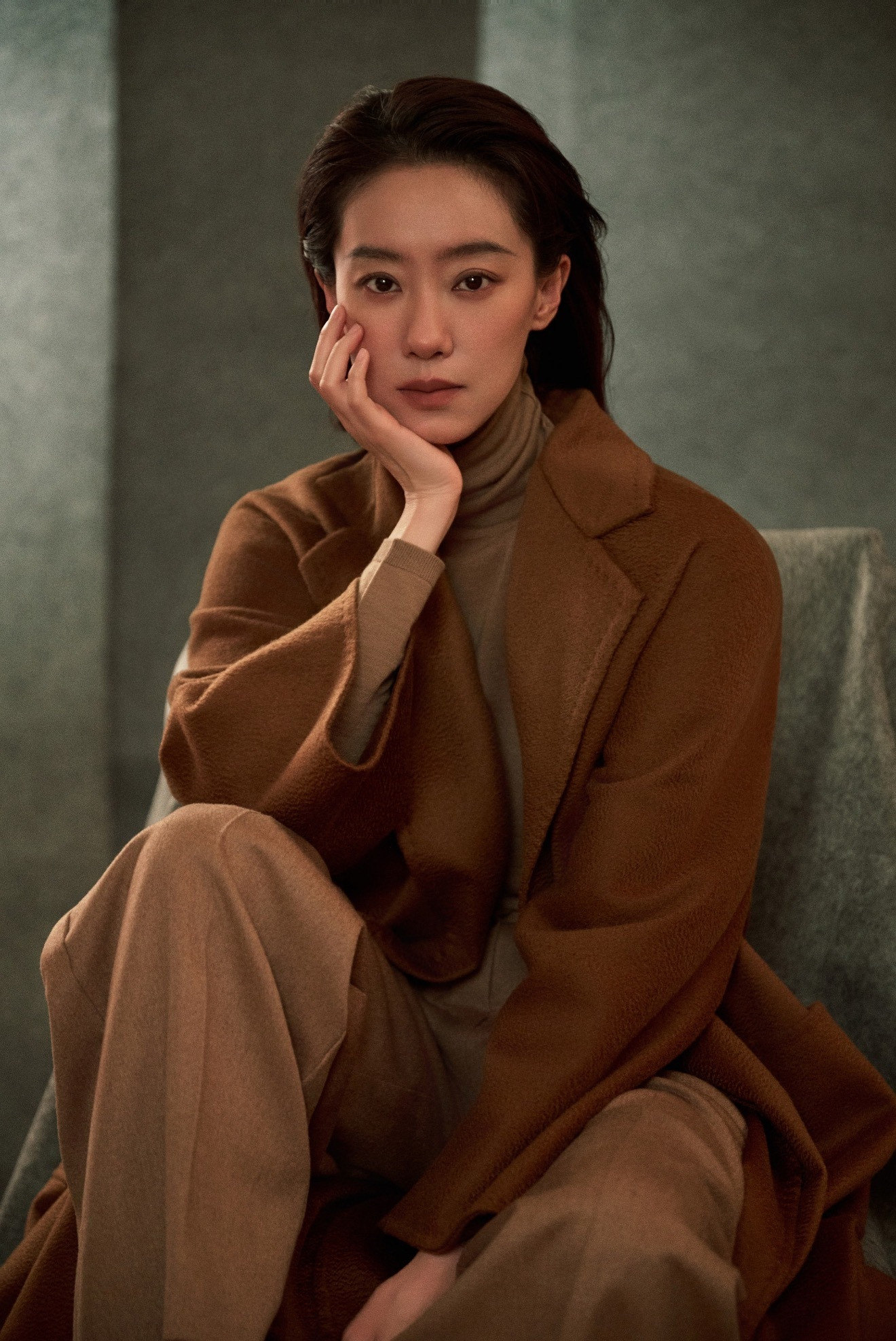 想躲进张小斐暖暖的大衣里张小斐我真的…今天的MaxMara造型真有点美到了下一个