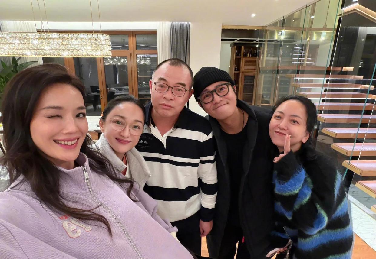 舒淇在香港深夜晒聚会照！周迅皮肤如婴儿，郑伊健夫妇发福有点厉害呀