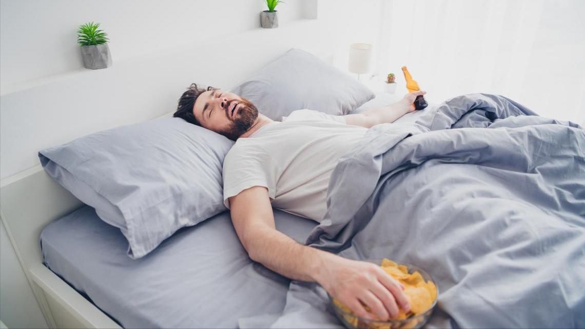 晚上十点前睡觉错了？医生提醒：过了70岁，睡觉要尽量做到这3点“晚上十点前睡