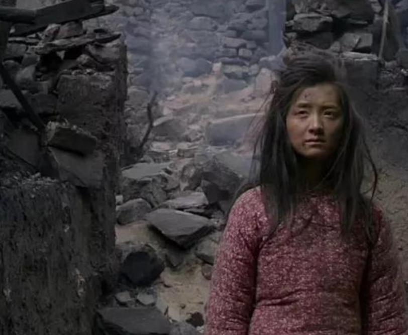 1943年，山西千口村旁的一处幽暗山洞里，一声婴儿的啼哭突然打破了死寂。虚