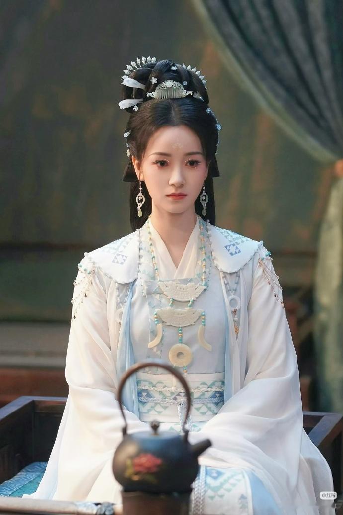 陈都灵戴个项链，她粉丝恨不得把项链供起来谁也不许戴。翘楚是6月播的，但白鹿5月就