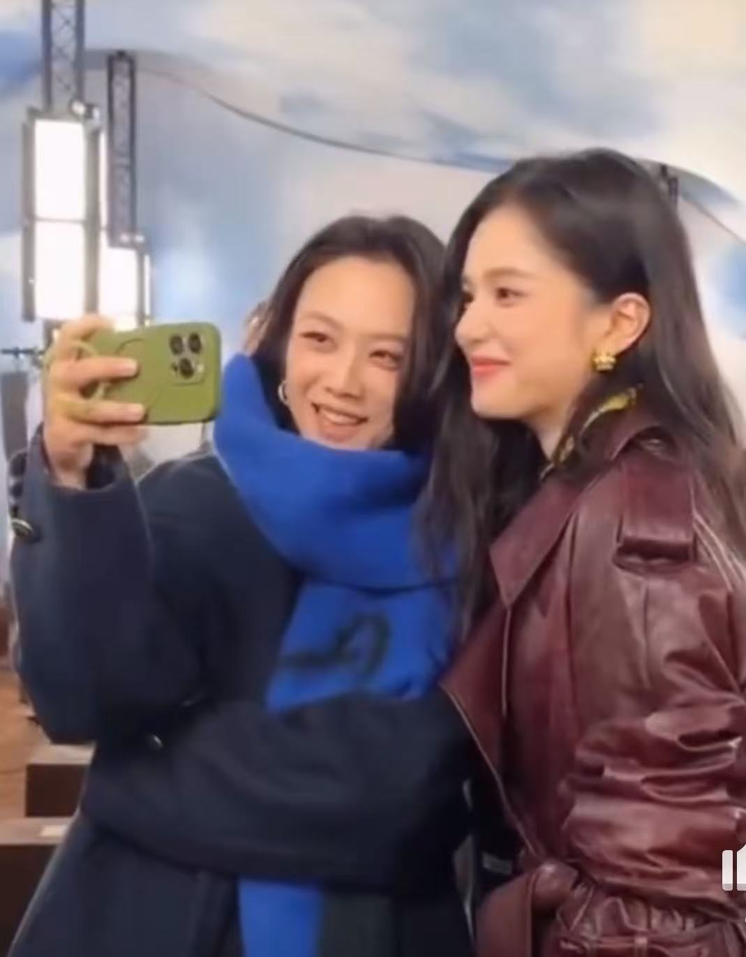汤唯张婧仪自拍合照张婧仪汤唯自拍合照张婧仪汤唯自拍合照，哇塞哇塞，[拜托