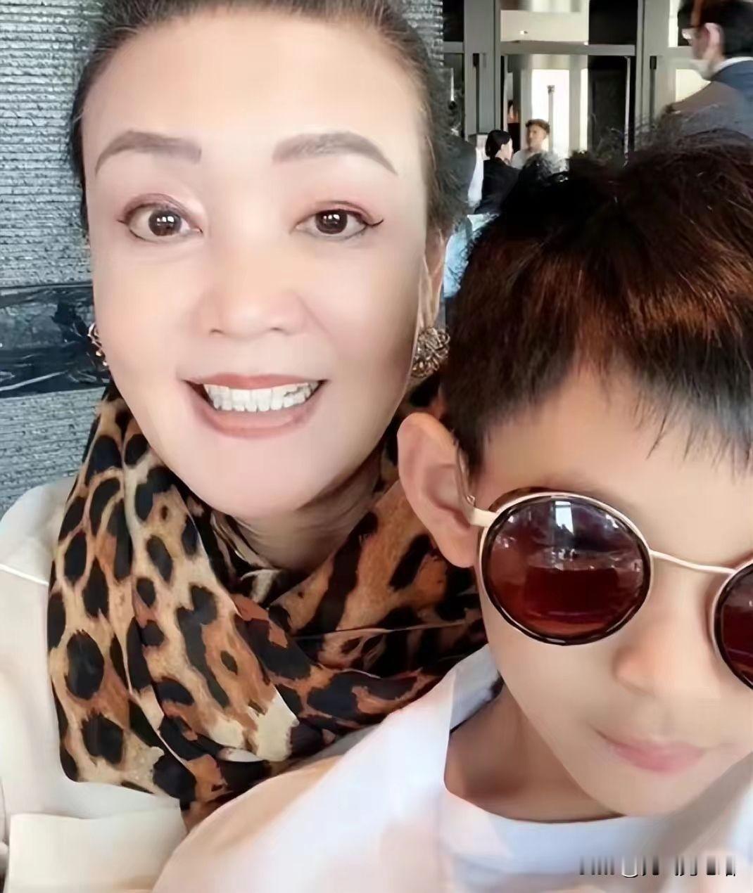 张兰当奶奶，一边心疼旧孙辈，一边顾及新儿媳，张兰的两难引网友热议！张兰直播坦
