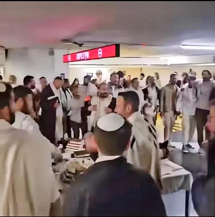 以色列地下掩体里，犹太人举杯欢歌、载歌载舞。炮火声成了背景音乐，外面的生死