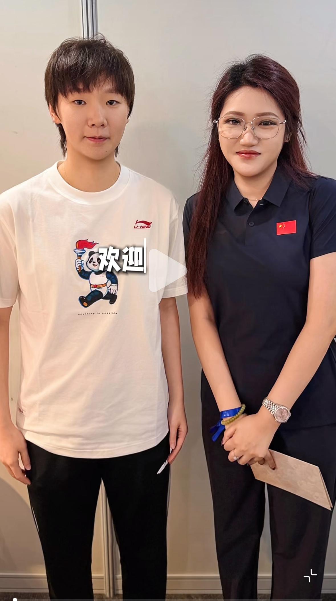 闫安更新：带老婆参加亚运会领奖服发布会——展示老婆与曼昱，王楚钦，黄友政的合影太