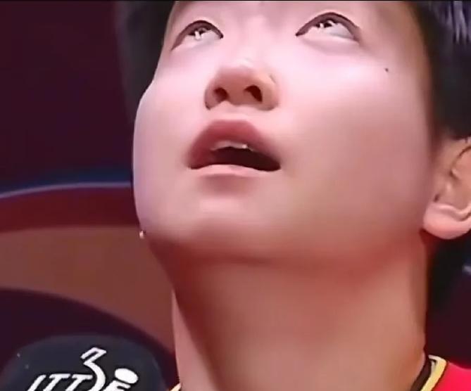 今天看孙颖莎的采访突然想通了以前输球不哭的人怎么这次捧杯反而哭了？这哪是单纯