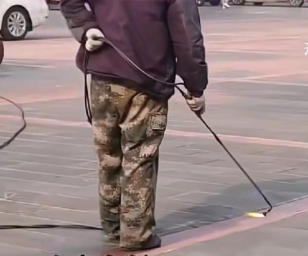 这样做太有必要了河南新乡市根据天气预报的提示，最近可能要下雪，但很多人担心广场