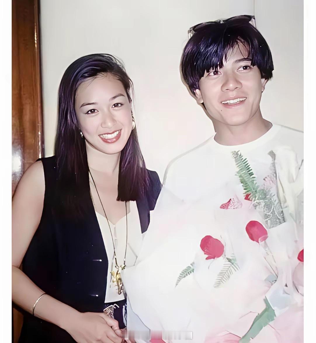 这是钟丽缇和郭富城热恋时期的一张合影，拍摄于1995年。彼时钟丽缇25岁，美艳绝