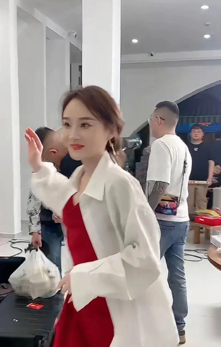 沈曼被刘二狗徒弟老二单方面宣布，以性格不合分手，节奏太大分手，迎来双赢结果，两人