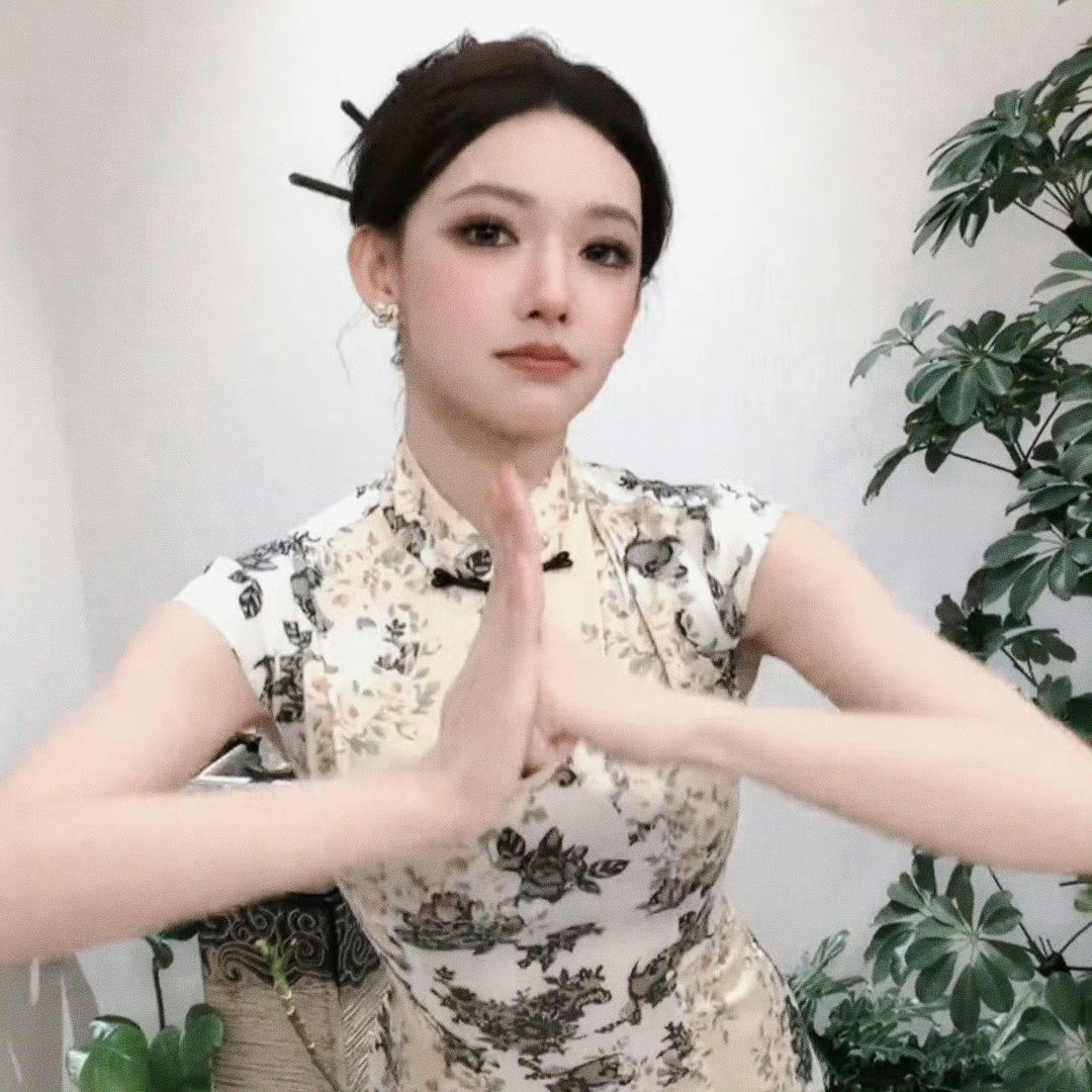 程潇的身材是我理想中的完美身材！！！！前突后翘小细腰！！！美爆了！！！！​