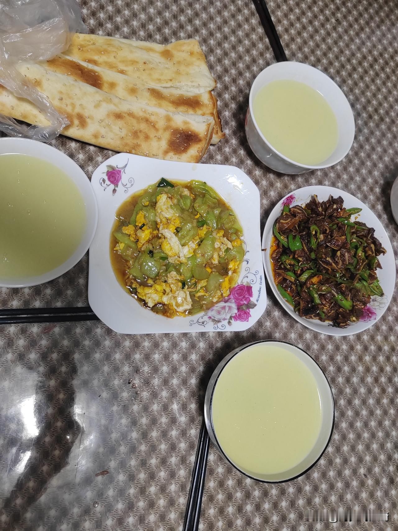 从煎饼店回来，就已经10点多了，赶紧给老婆和儿子做午饭，老婆这两天也一直在抱怨，