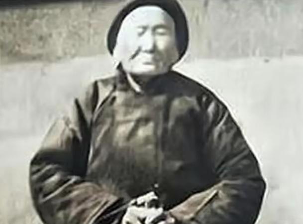 1941年，一位老妇人请“汉奸”侄子吃饭，突然压低声音道“孩子，给我弄300发子