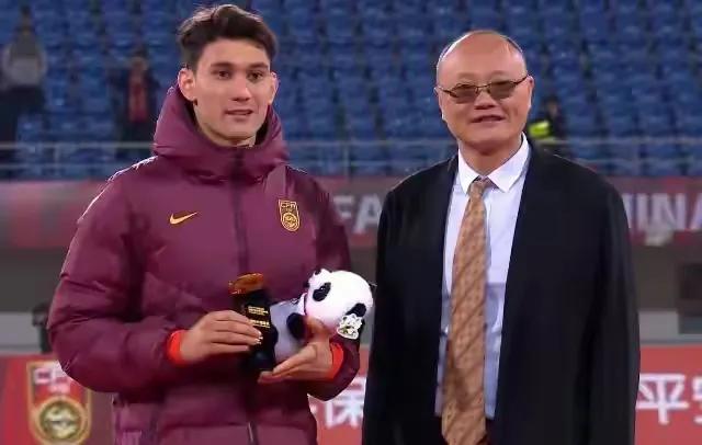 恭喜拜合拉木获得本届“熊猫杯“MVP，拜合拉木对韩国梅开二度，拜合拉木获奖实至名