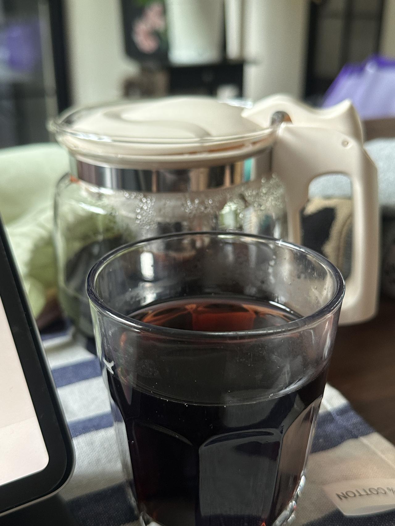 给大家推荐一款茶五黑茶：黑芝麻、黑枸杞、桑葚、黑豆、黄芪、玫瑰，混在一起泡水