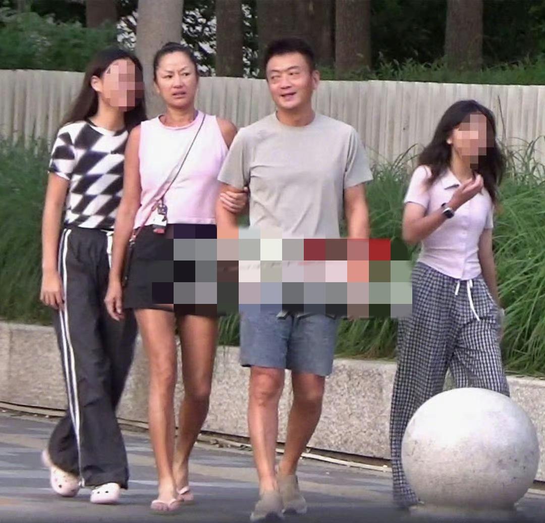 瞿颖，太洒脱了！7月30日，有网友偶遇瞿颖和老公带两个女儿在街头饭后散步。