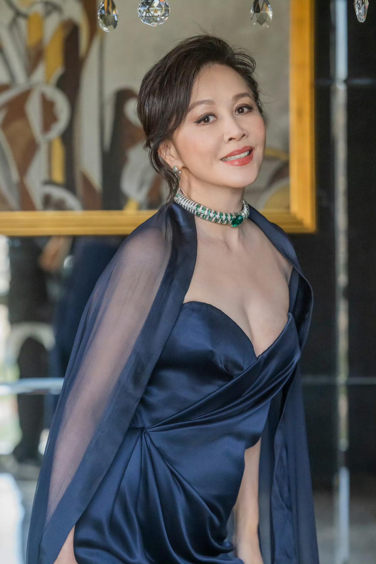 刘嘉玲活动穿搭分享一身黑色，大气又从容不失神秘与性感呈现给我们的是一种别