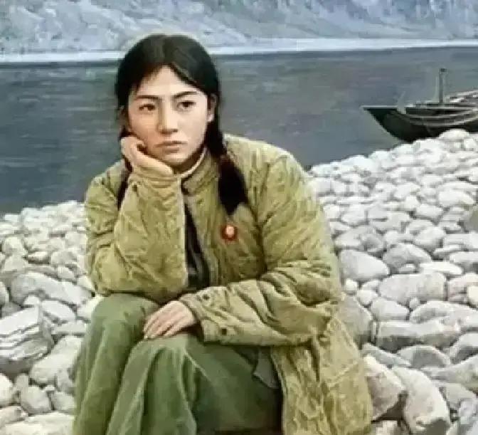 1972年，21知青李文忠救起一名11岁的落水女孩。然而，女孩竟认真地对他说了一句：“你别结婚，等我