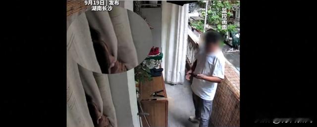 长沙一名女子在家洗澡后，房门留缝，还拉了半幅帘子，她线上下单快递上门取件，短短三分钟，快递员直接推门