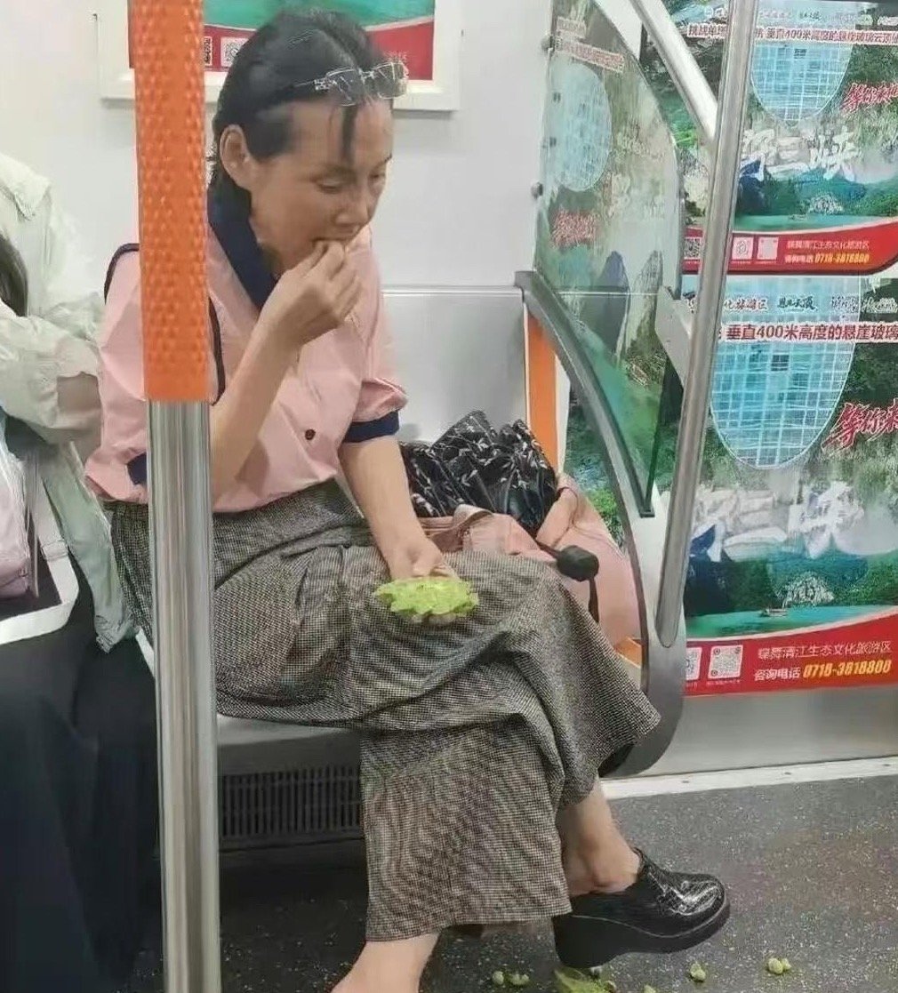 她是怎么做到这么淡定，脸不红的呢？