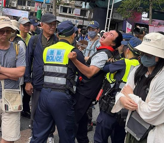 青鸟已经崩溃5月23日下午，台北凯道上演荒诞一幕，大批“青鸟”聚集抗议，有