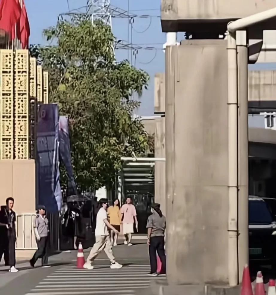 大头出门逛街了！新疆球迷偶遇出门逛街的楚钦老师，戴着口罩，大步流星！那边的球