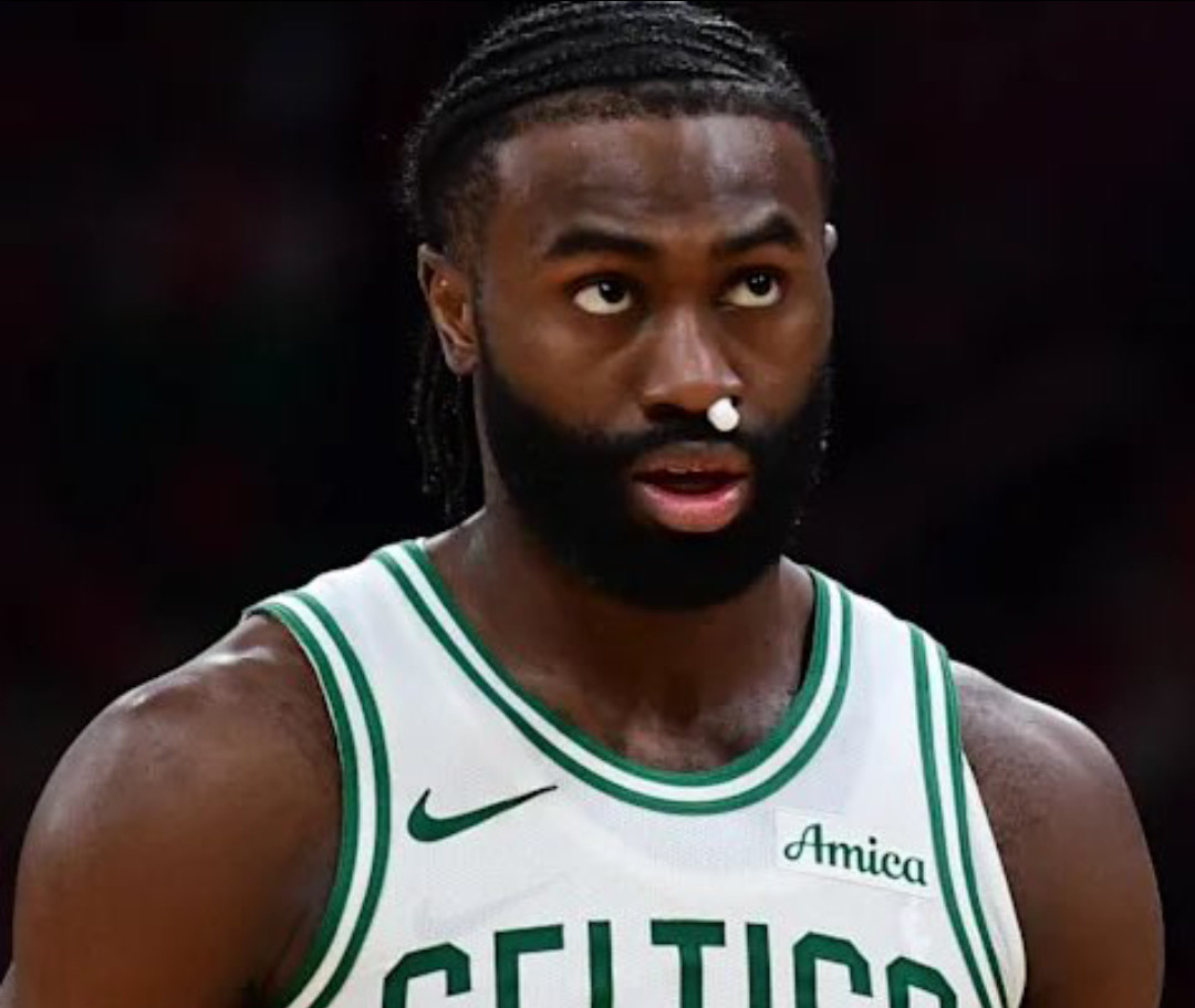 凯尔特人已经收到了多份针对杰伦·布朗的巨额报价。距离NBA选秀还有24小时，波士