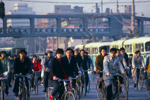 今天的中国这般强大，其实是很反常的，中国本该比现在更穷困、更落后、更弱小才对，因