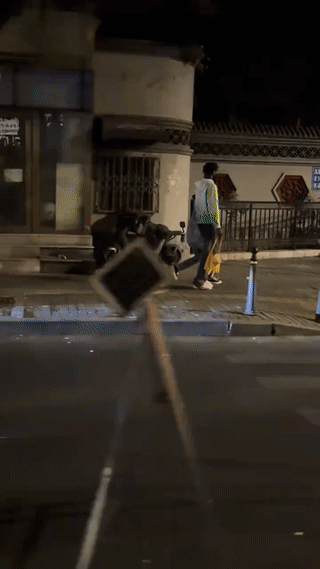 看起来挺漂亮的一个女孩。为什么要找一个非洲黑人男朋友？这样的审美，真是让人难