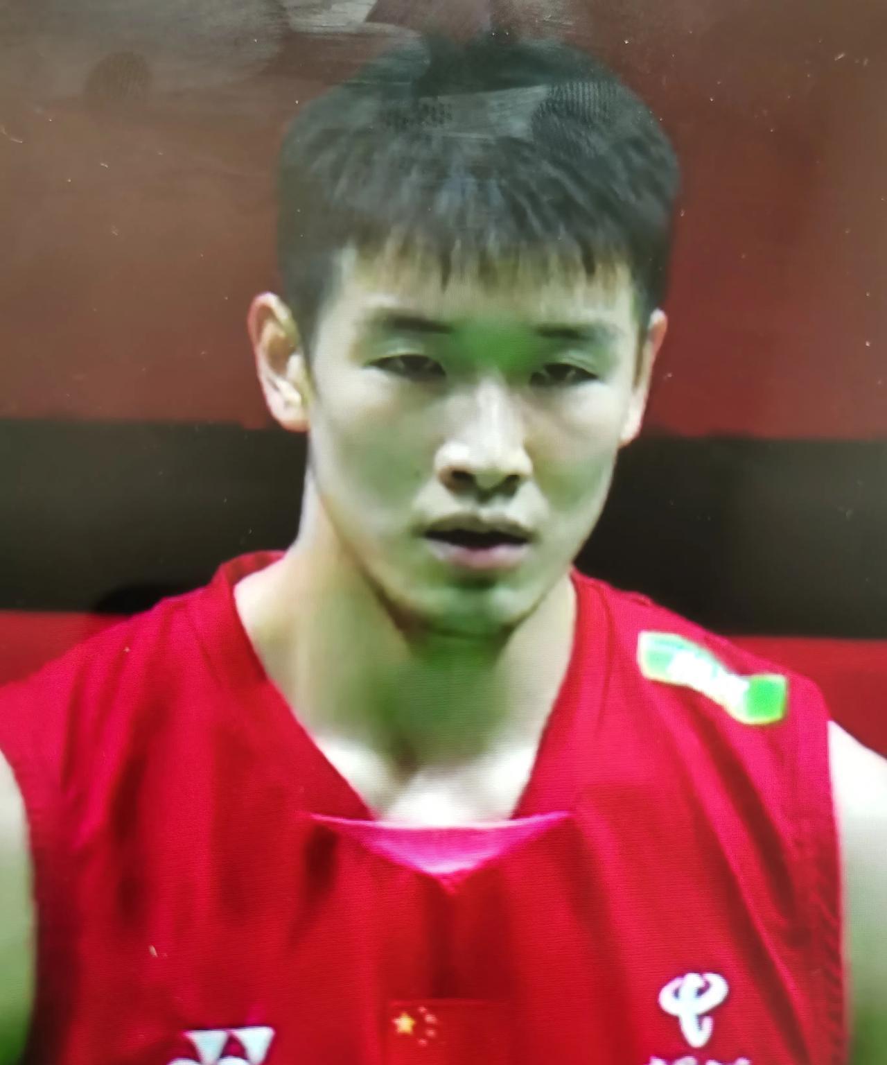 横扫悍将！在今天下午刚刚结束的马来西亚羽毛球大师赛男单半决赛中，25岁世界排名第