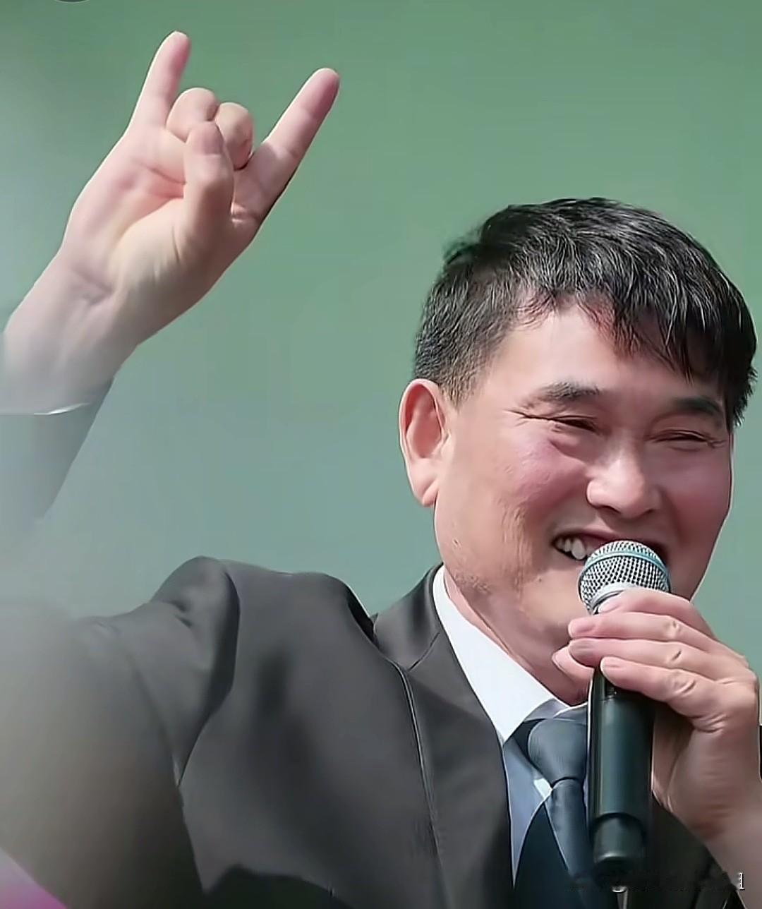 朱之文解锁摇滚手势！“南天门大将军”带火景区，一句话戳中年轻人的软肋。山东曲阜