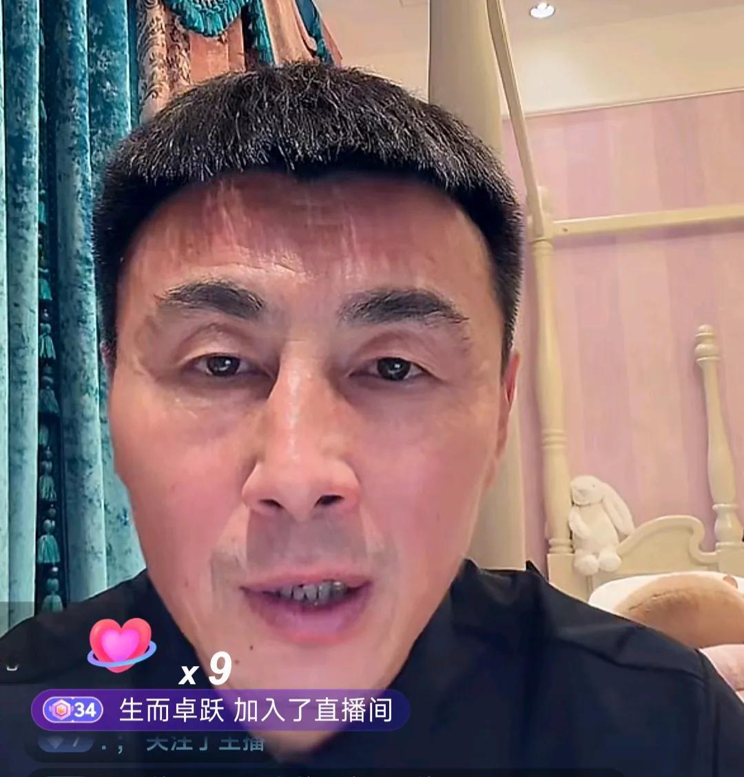 前国脚李玮锋向球迷澄清，他此前批评王钰栋并不是为了打压年轻球员。他在直播时表示