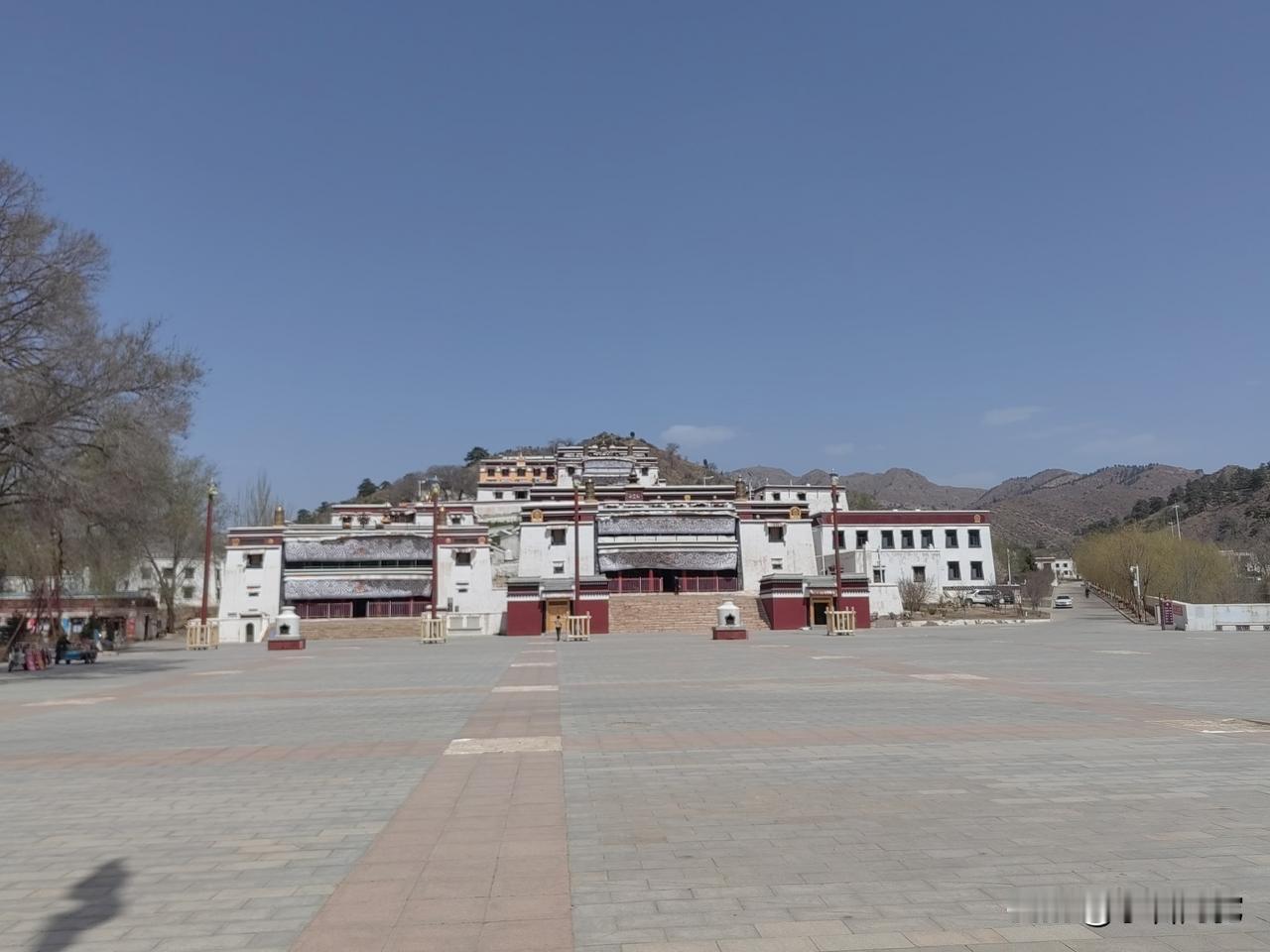 五当召距包头约五十公里，路还算好，中途有个遂道收费15元。此庙他僻人稀，游