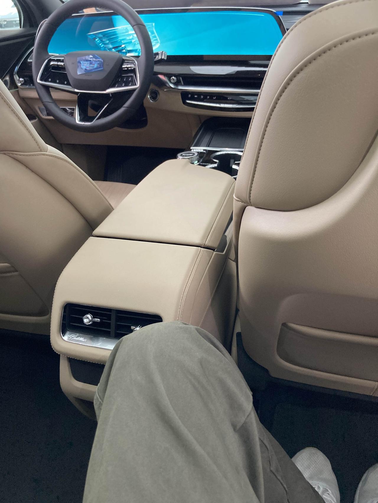 新款凯迪拉克XT5网上老是有人说新款的凯迪拉克XT5后排空间比较小，今天我