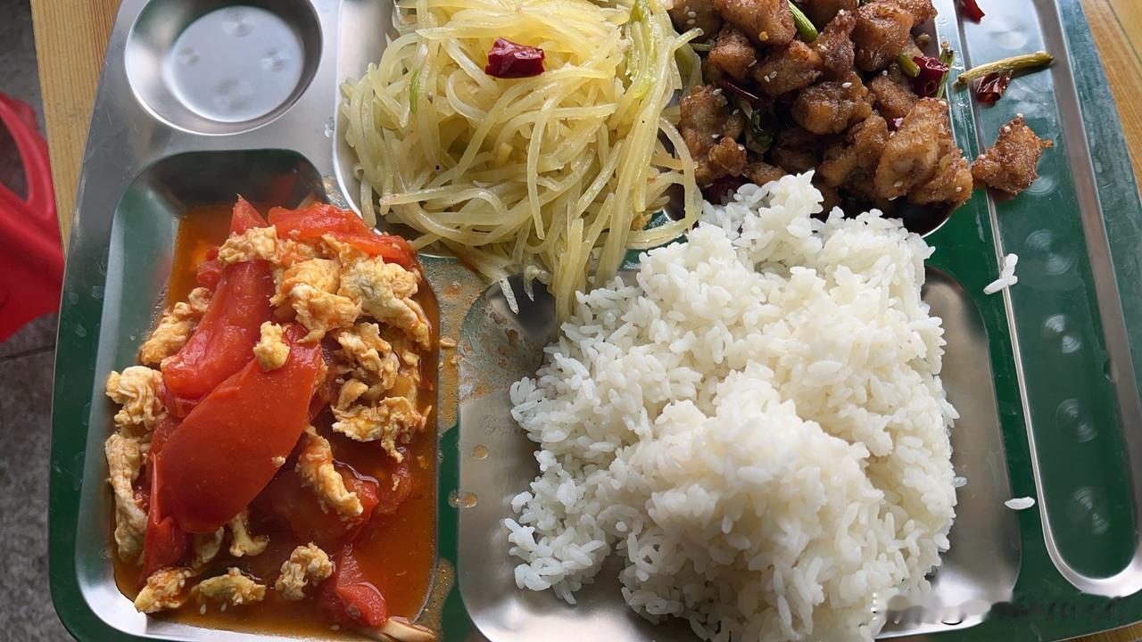 中午吃了一份工地盒饭，12块钱一荤两素，米饭和汤随便炫，别说，味道还真不错，性价