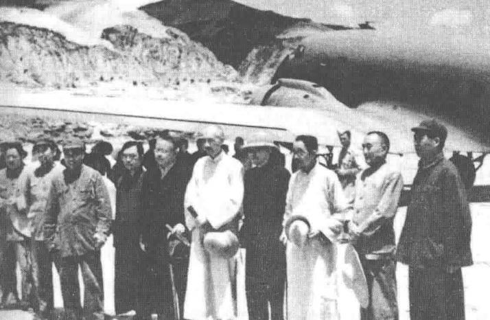 1945年，毛主席到延安机场迎接黄炎培等国民政府参政员。合影中毛主席站在最边上，