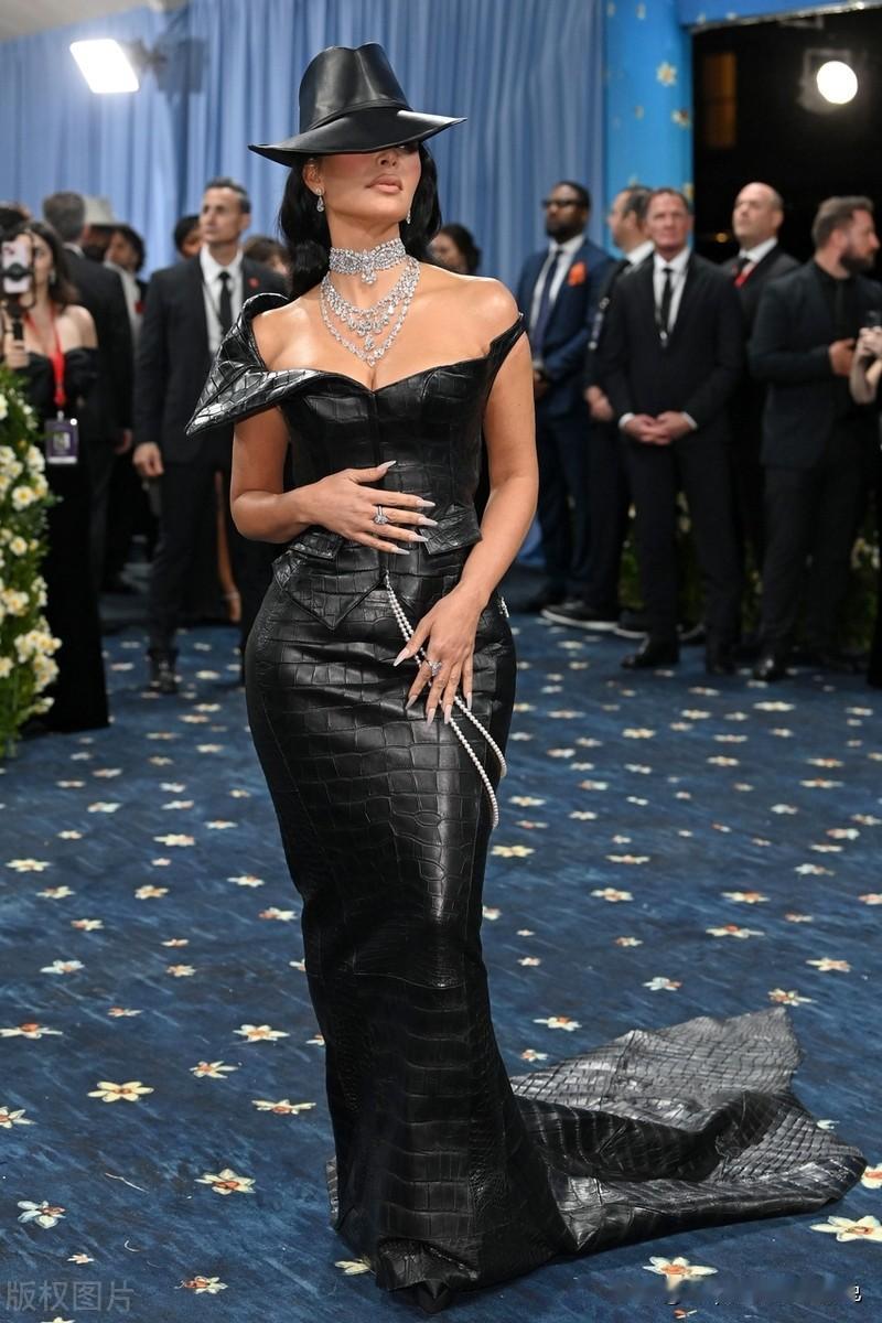 金-卡戴珊在2025MetGala上再次以黑色鳄鱼纹皮革剪裁礼服和独特帽饰