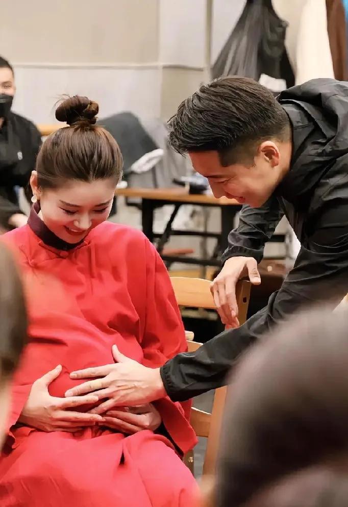 不得不说，内娱真夫妻演戏，就是真情实感，这是李小萌和王雷一起演的话剧《邓世昌》。