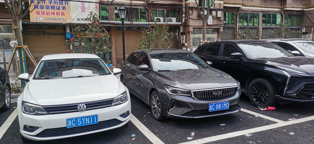 今天坐同事16年的帝豪感受对比她的车是她老公16年买的去年换给她开的，今天蹭她