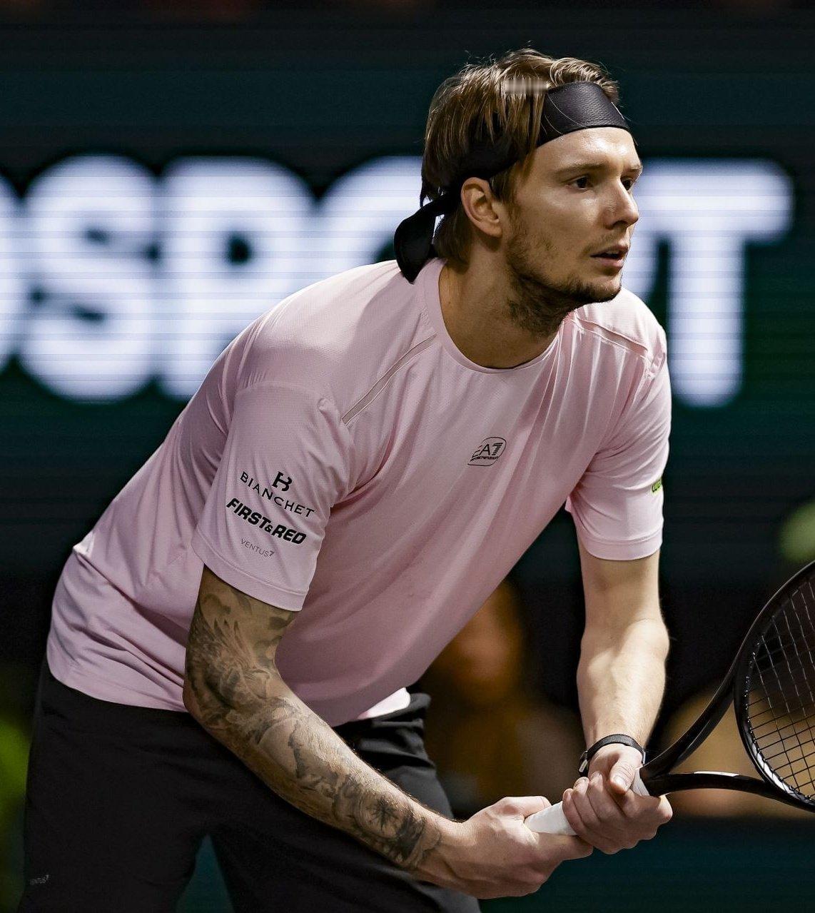 为总决赛替补席位而战，这真是第一次听说，有意思！👍在巴黎大师赛击败德米纳尔，首