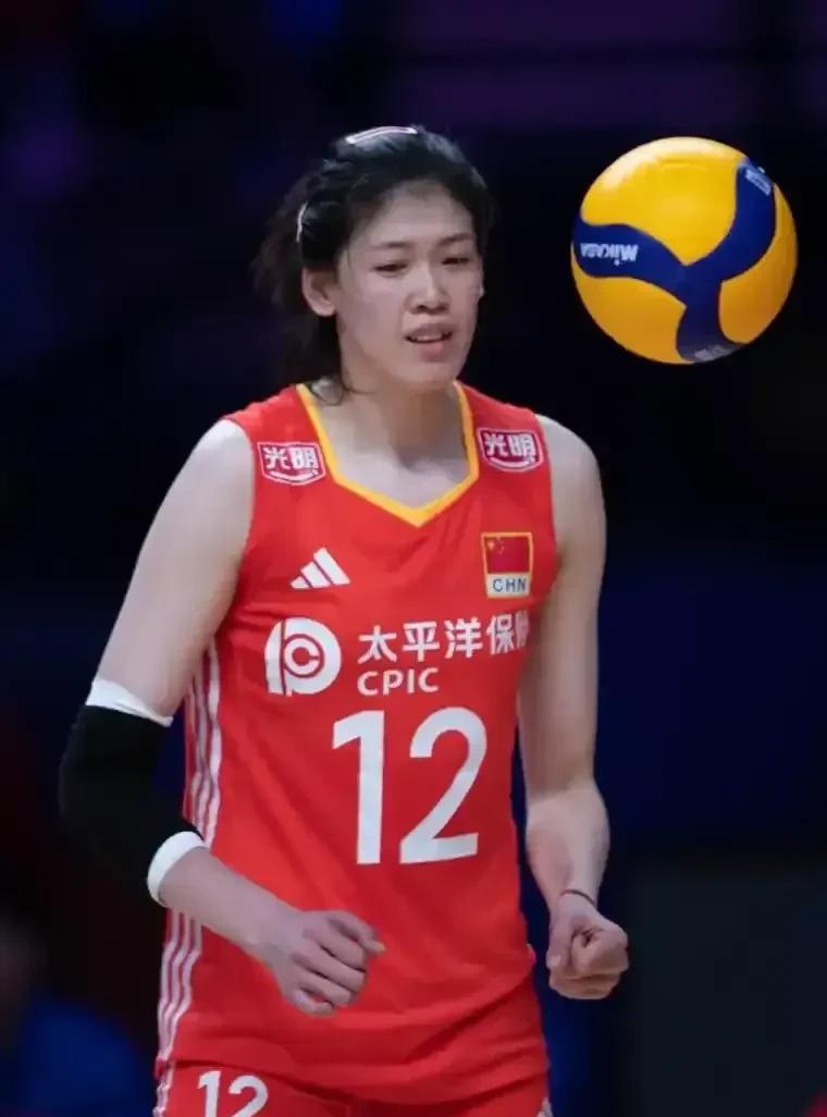 李盈莹自从全国联赛受伤后，一直在积极进行艰苦的康复训练，北京站也出现在看台为队友