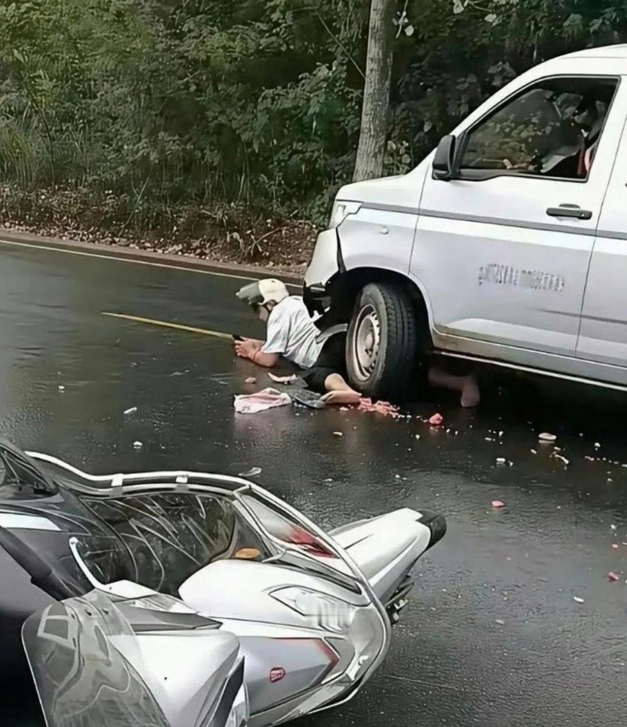 看似凶险，但大哥相当淡定，估计问题不大，目测已经开始在看新车了。😄玩笑归玩笑