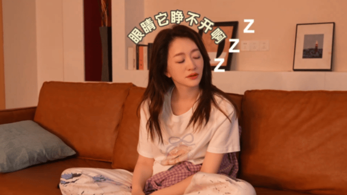 李小冉人困并拍摄的一天李小冉困并拍摄的一天眼睛睁不开也要营业，李小冉的“困并