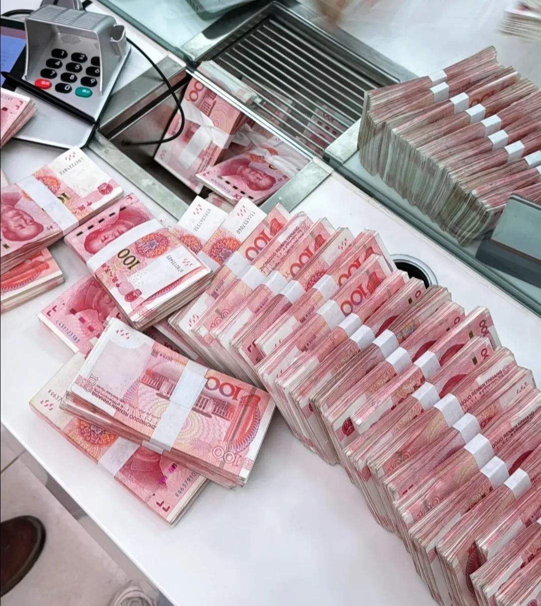 盯着手机银行里那一排灰色的“已售罄”，我是真没辙了，一咬牙把40万全取了出来！