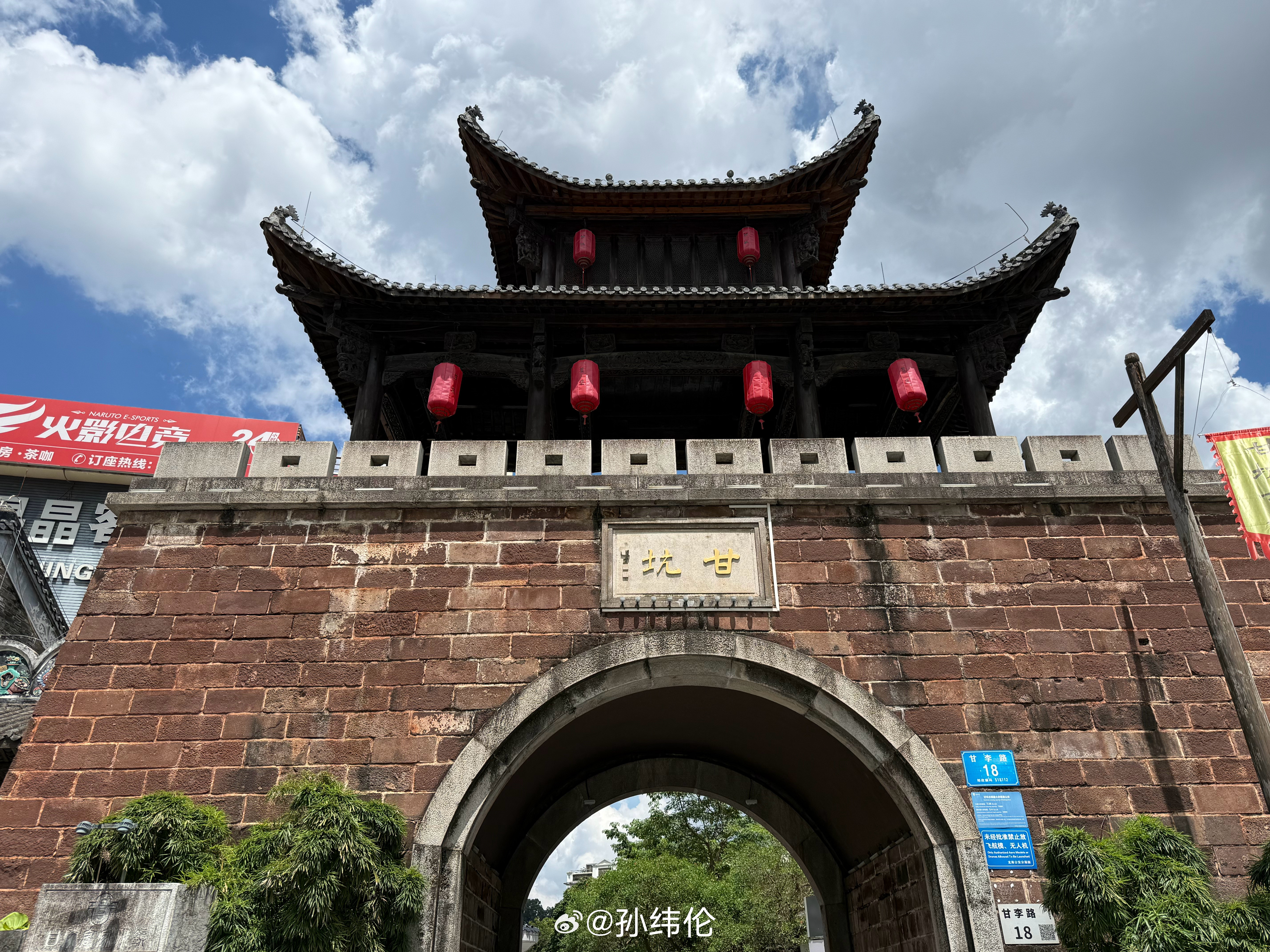打卡深圳甘坑古镇，和中国大多数古镇一样，这儿的商业气息拉到满，全是商场里有的快消