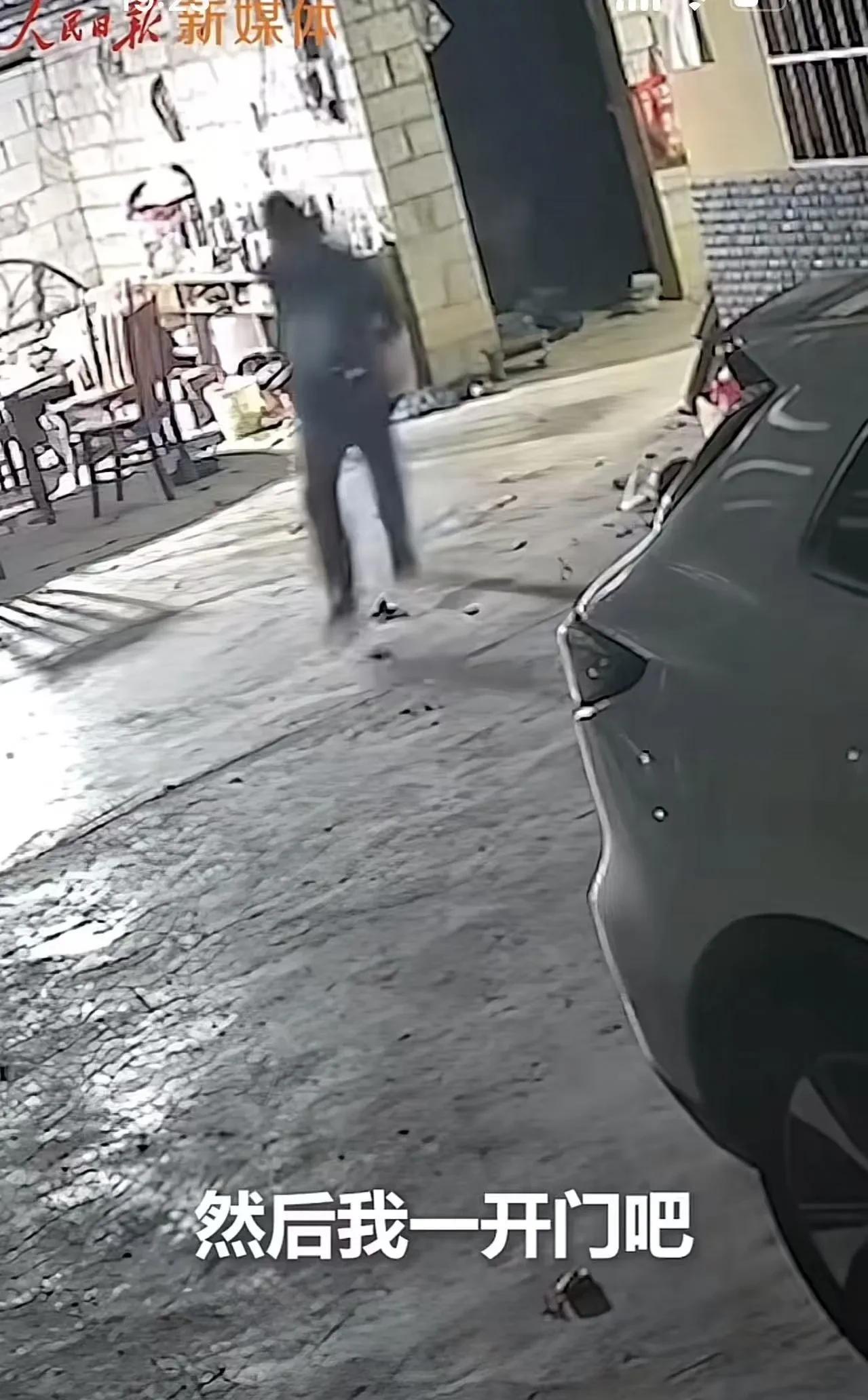 “电视剧都不敢这么演！”云那西双版纳，男子深夜听到有人敲门，于是起身去开门，结果