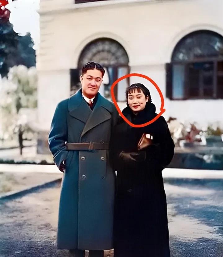 都说她年轻时美得倾国倾城，这是1936年她与丈夫在福州的一张合影老照片，这才是她